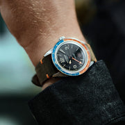 echo/neutra – 1956 GMT Black